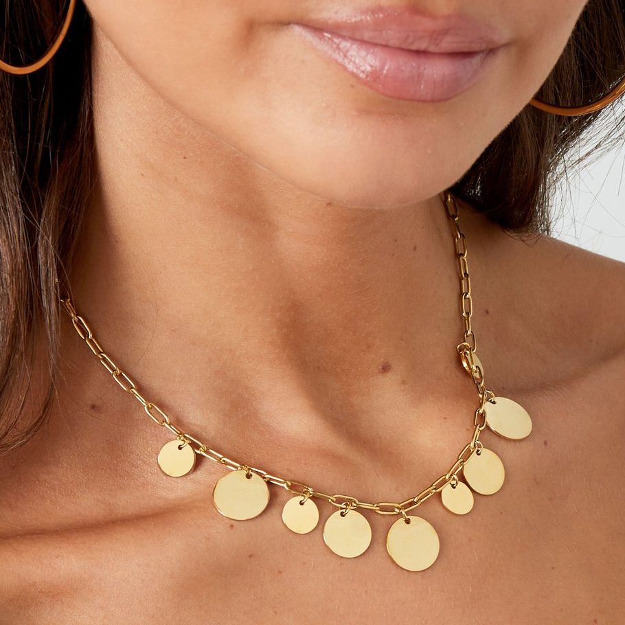 Tragebild der Solea Halskette in Gold mit großen, runden Plättchen – Statement-Schmuck von Ankerliebe