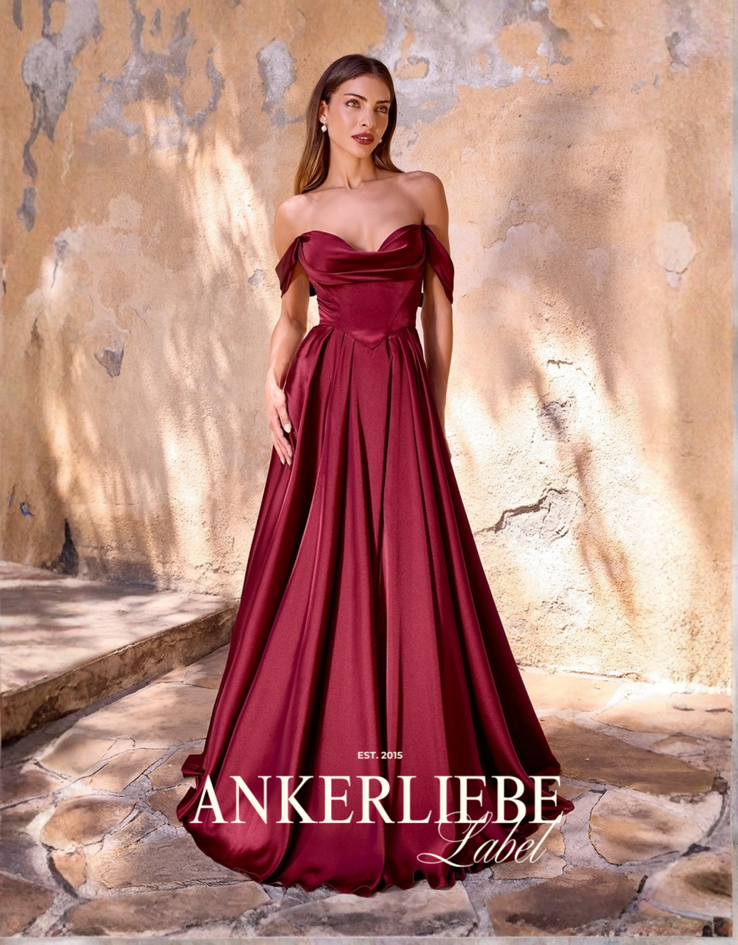 fließendes abendkleid mit schulterfreiem ausschnitt, schnürung und beinschlitz | burgund