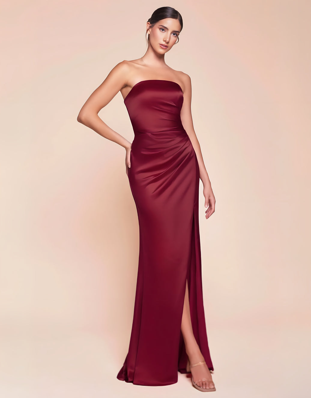 Schulterfreies, figurbetontes Satin-Abendkleid mit Beinschlitz und Rückenschnürung | Bordeaux