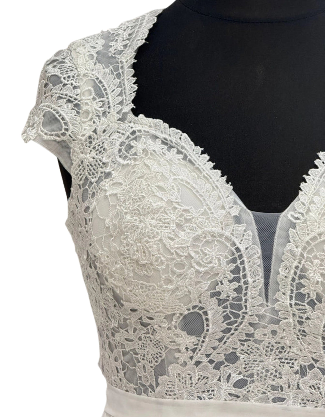 image Abendkleid mit Spitzenoberteil, kurzen Ärmeln & geschlossenem Rücken | Weiß