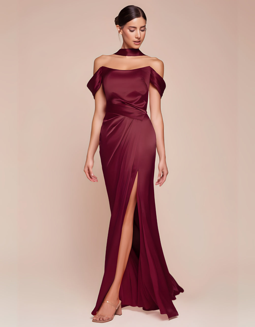 Figurbetontes, fließendes Abendkleid mit Carmenausschnitt, Wickeloptik, Beinschlitz und Rückenschnürung | Burgund