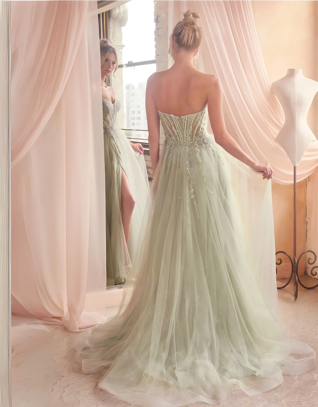 image Trägerloses Tüll-Abendkleid mit besticktem Korsagenoberteil, Beinschlitz & feiner Rückenschnürung | Salbei