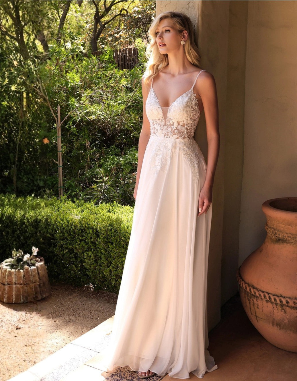 Elegantes A-Linien Kleid mit floraler Spitze, V-Ausschnitt & tiefem Rücken | Weiß