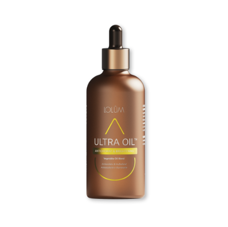 Braune Glasflasche mit Pipette, Aufschrift „LOLUM ULTRA OIL – Antioxidant & Brightening“. Pflanzliches Pflegeöl für Gesicht, Körper & Haare. Mit Traubenkernöl, Hyaluronsäure und antioxidativer Wirkung.