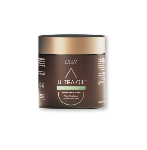 Feste Pflanzenbutter in einem Glasbehälter, beschriftet mit „LOLUM ULTRA OIL – Nourishing & Restoring“. Natürliche Haut- und Haarpflege mit Sheabutter, Kokosöl & Hyaluron.