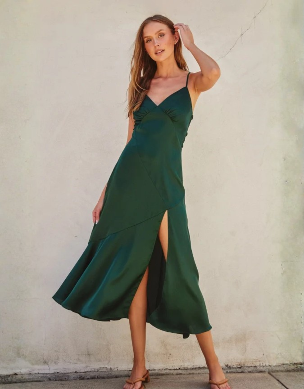 Fließendes Satin Midi-Slipdress mit Frontschlitz und Bindegürtel | Dunkelgrün