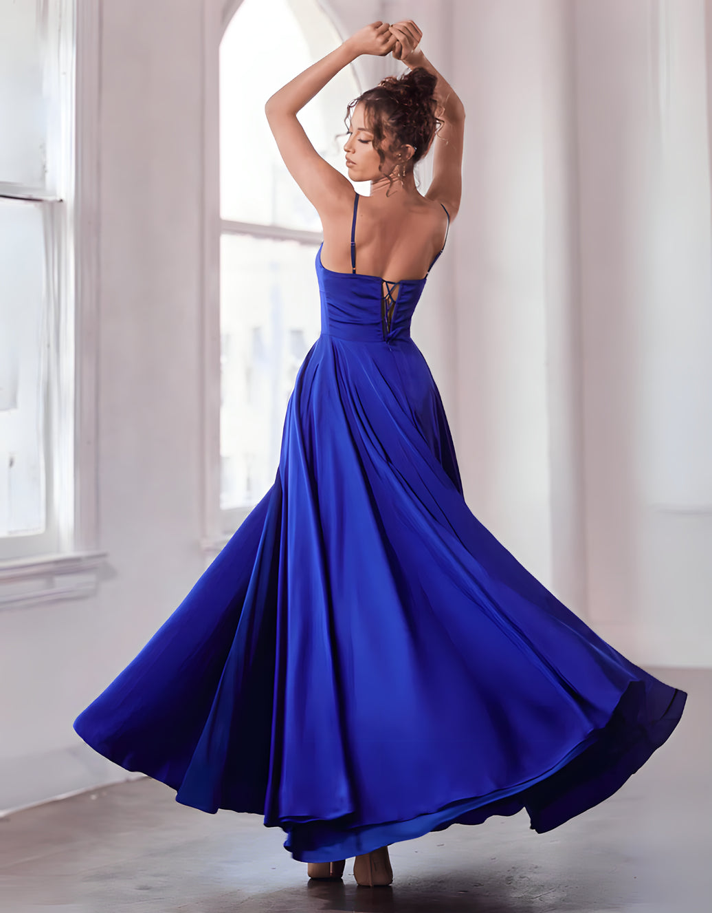 Glänzendes Abendkleid in A-Linie mit feinen Spaghettiträgern, Rückenschnürung & Beinschlitz | Königsblau
