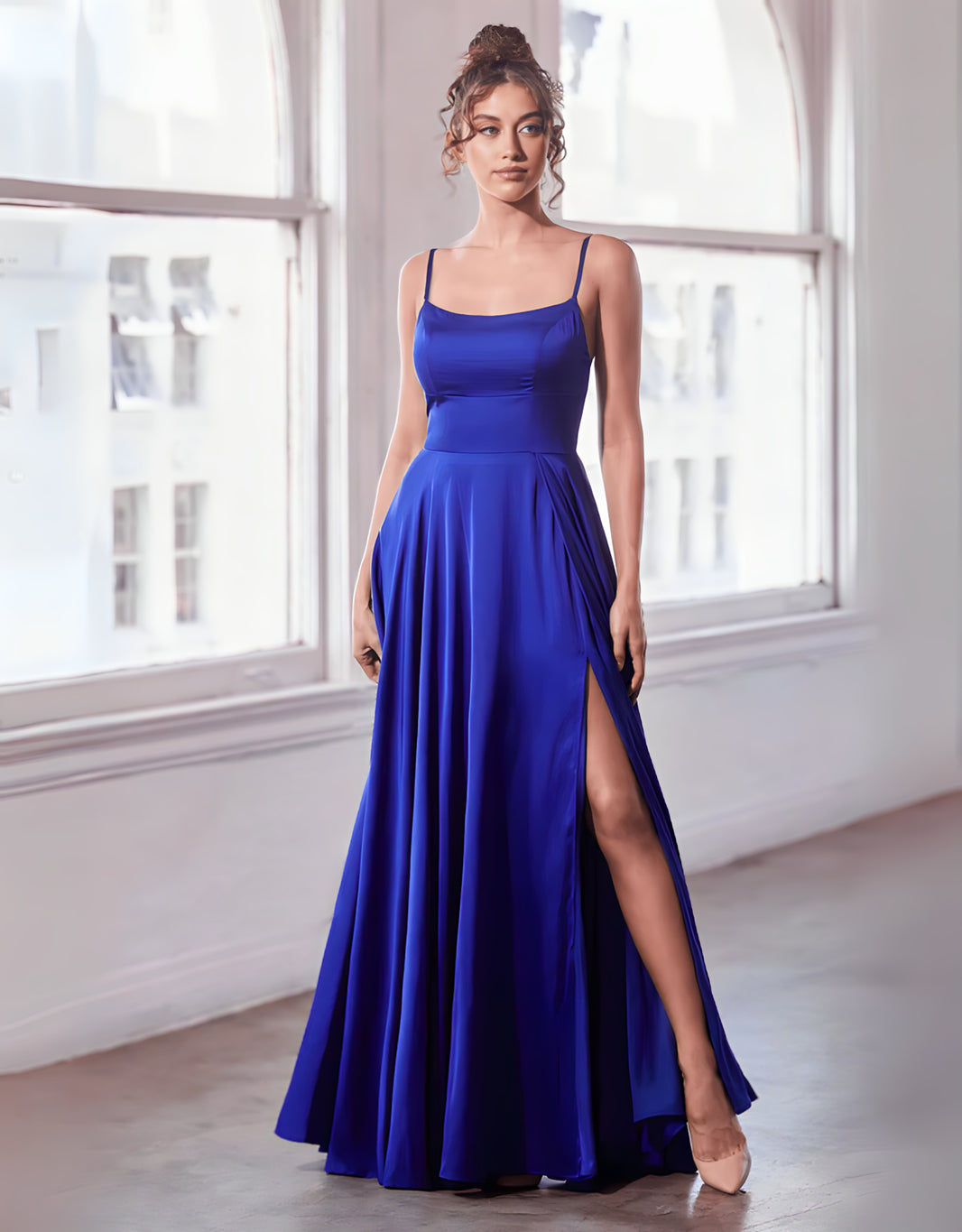 image Glänzendes Abendkleid in A-Linie mit feinen Spaghettiträgern, Rückenschnürung & Beinschlitz | Königsblau