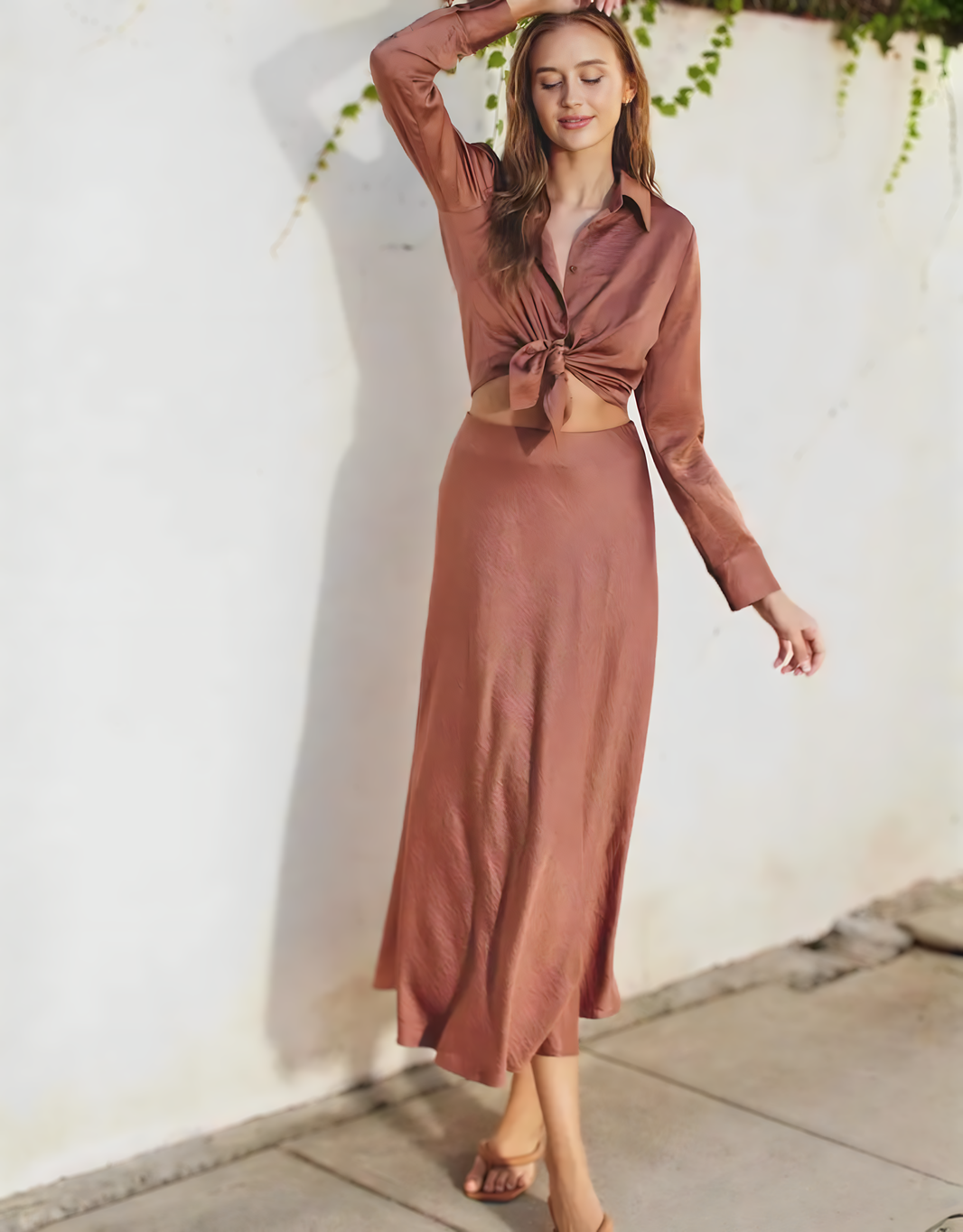 Midikleid mit Knotendetail und Hemdblusen-Oberteil | Terrakotta