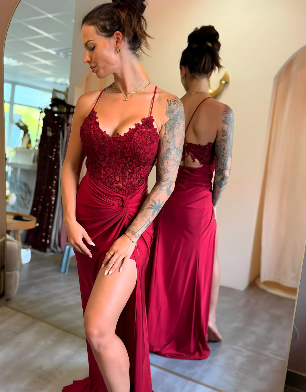 image Elastisches Abendkleid mit Spitze, Rückenschnürung & Beinschlitz | Bordeaux