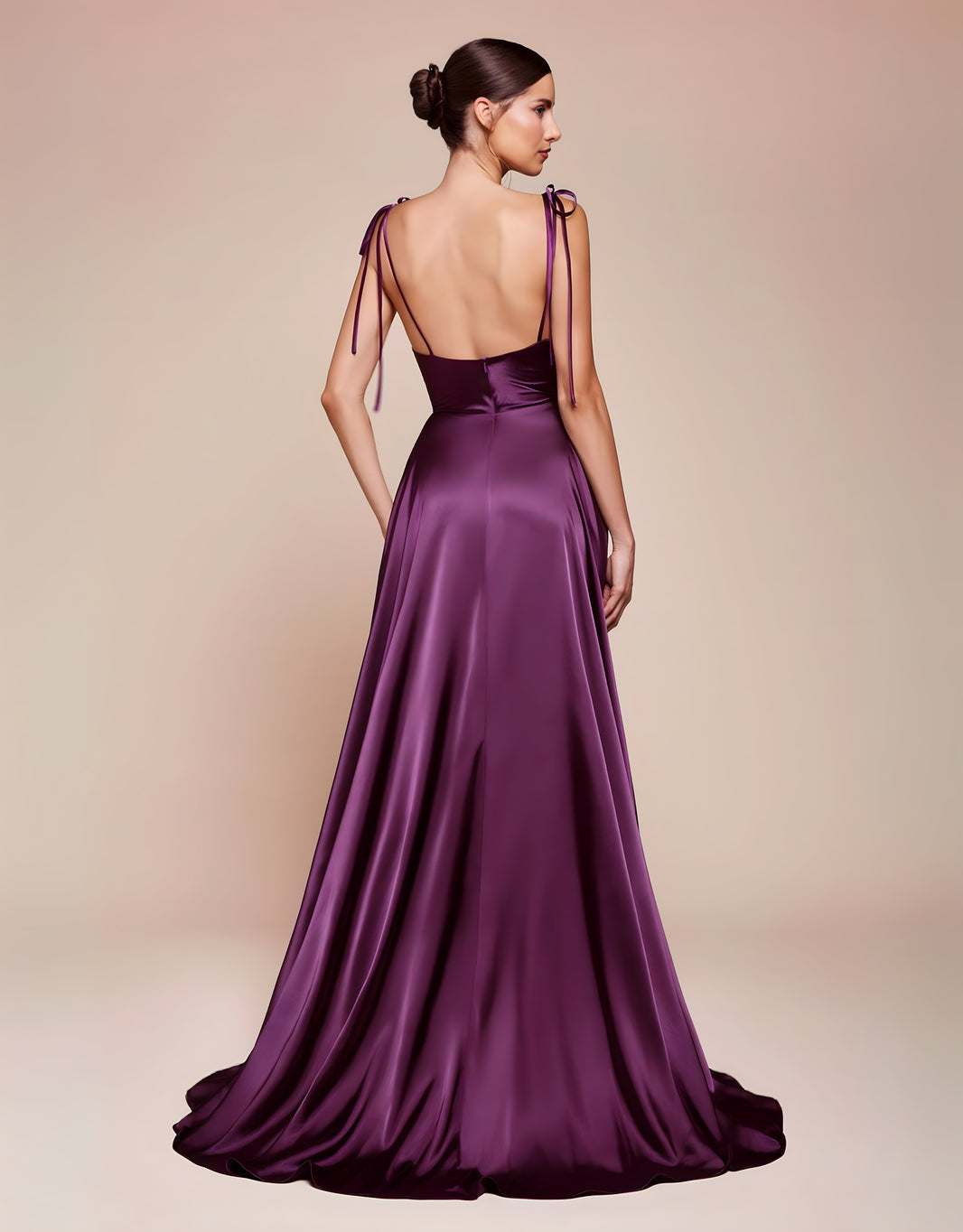 image elegantes abendkleid mit wasserfallausschnitt, schnürträgern & hohem beinschlitz | dunkles violett