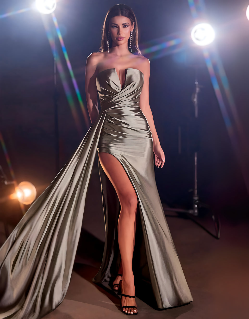 Abendkleid mit Drapierung, tiefem V-Ausschnitt und hohem Beinschlitz | Graffiti Silber