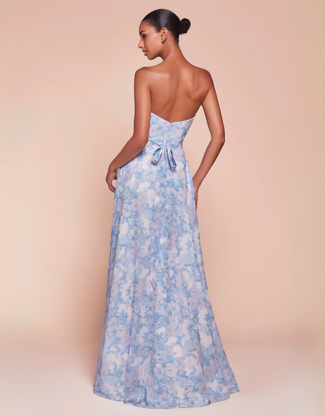 image Fließendes Maxikleid mit Herzausschnitt, Blumenmuster und Bindeband am Rücken | Blau