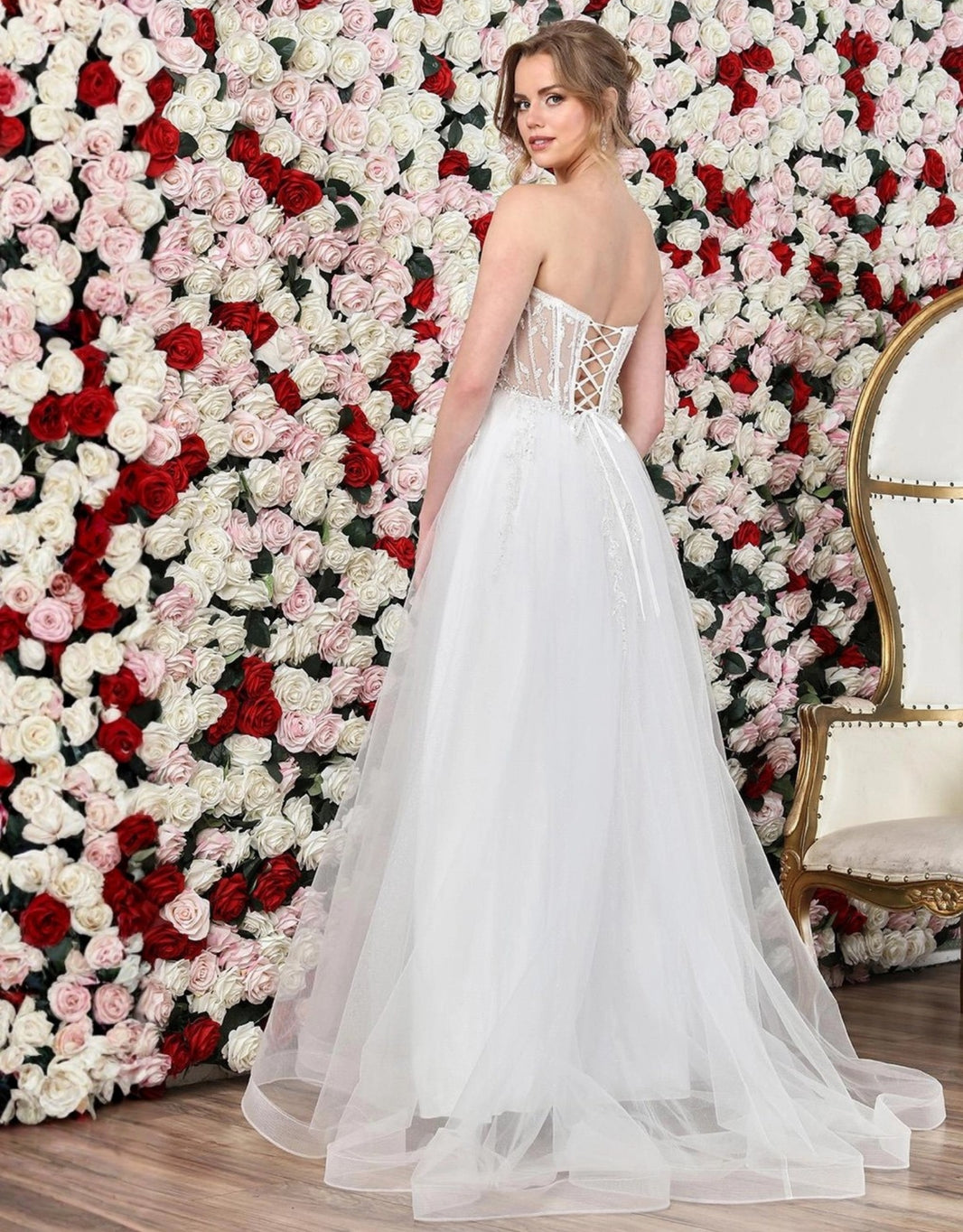 image Trägerloses Tüll-Abendkleid mit besticktem Korsagenoberteil, Beinschlitz & feiner Rückenschnürung | Weiß