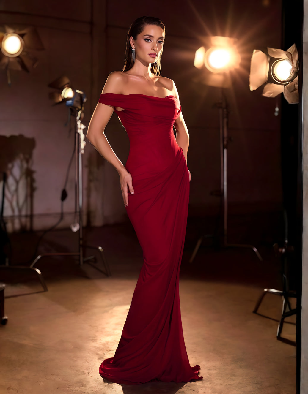 Abendkleid mit Off-Shoulder-Corsage, Drapierung & Rückenschnürung | Burgund