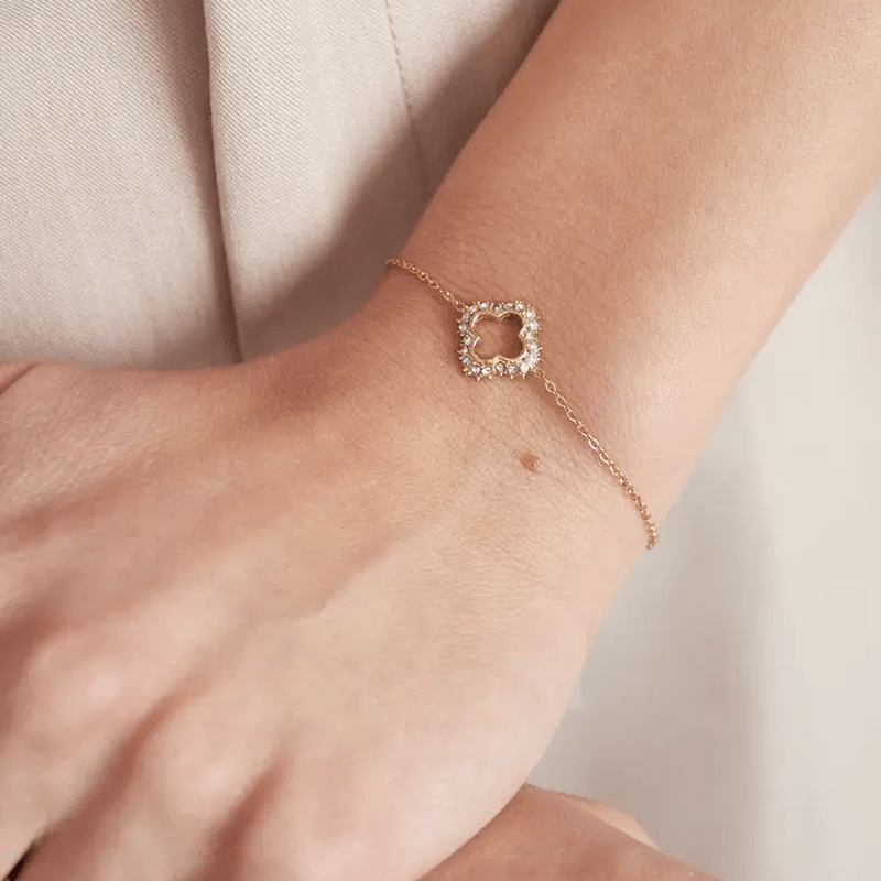 Gracy Clover Armband in Gold am Handgelenk getragen – eleganter Look für jeden Tag.