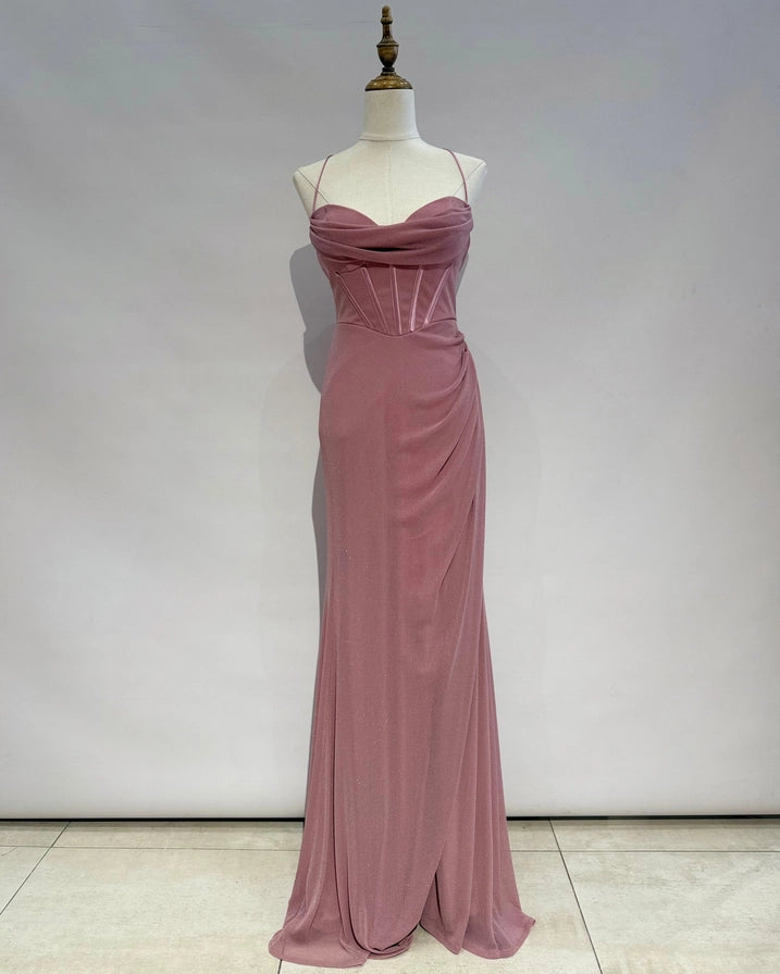 Lang geschnittenes, rosafarbenes Ballkleid mit Herzausschnitt, Corsage-Detail und Schlitz – rückenfrei mit feinen Trägern