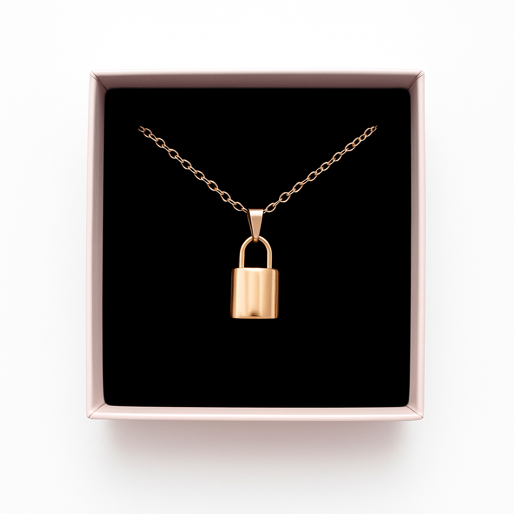 Roségoldene Edelstahlkette mit glänzendem Schlossanhänger in Schmuckbox auf weißem Hintergrund.