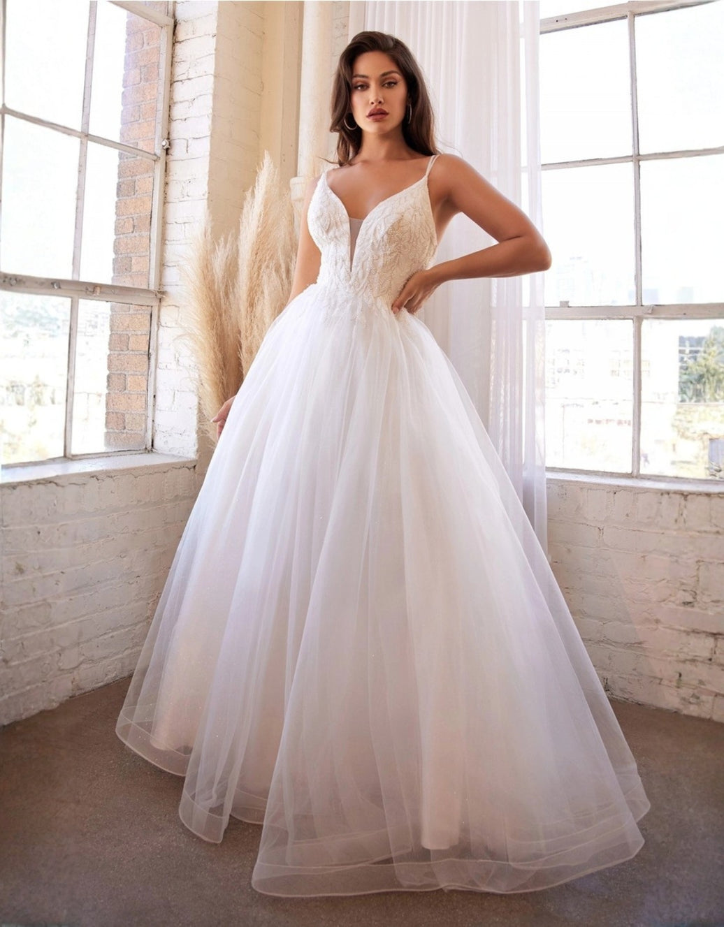 Romantisches Tüll-Ballkleid mit tiefem V-Ausschnitt, feiner Spitze & zarten Spaghettiträgern | Weiß