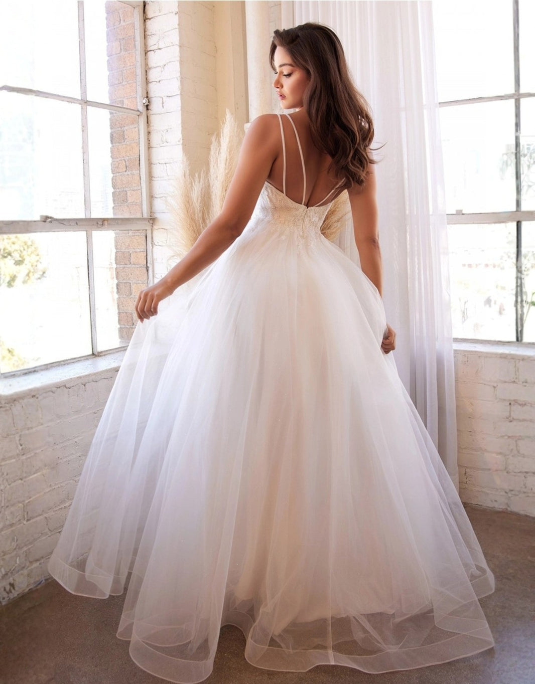 image Romantisches Tüll-Ballkleid mit tiefem V-Ausschnitt, feiner Spitze & zarten Spaghettiträgern | Weiß