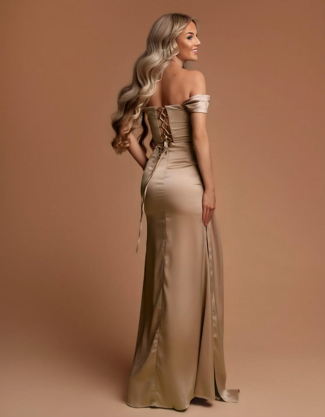 image Abendkleid im griechischen Stil mit Carmen-Trägern, Rückenschnürung und Beinschlitz | Beige