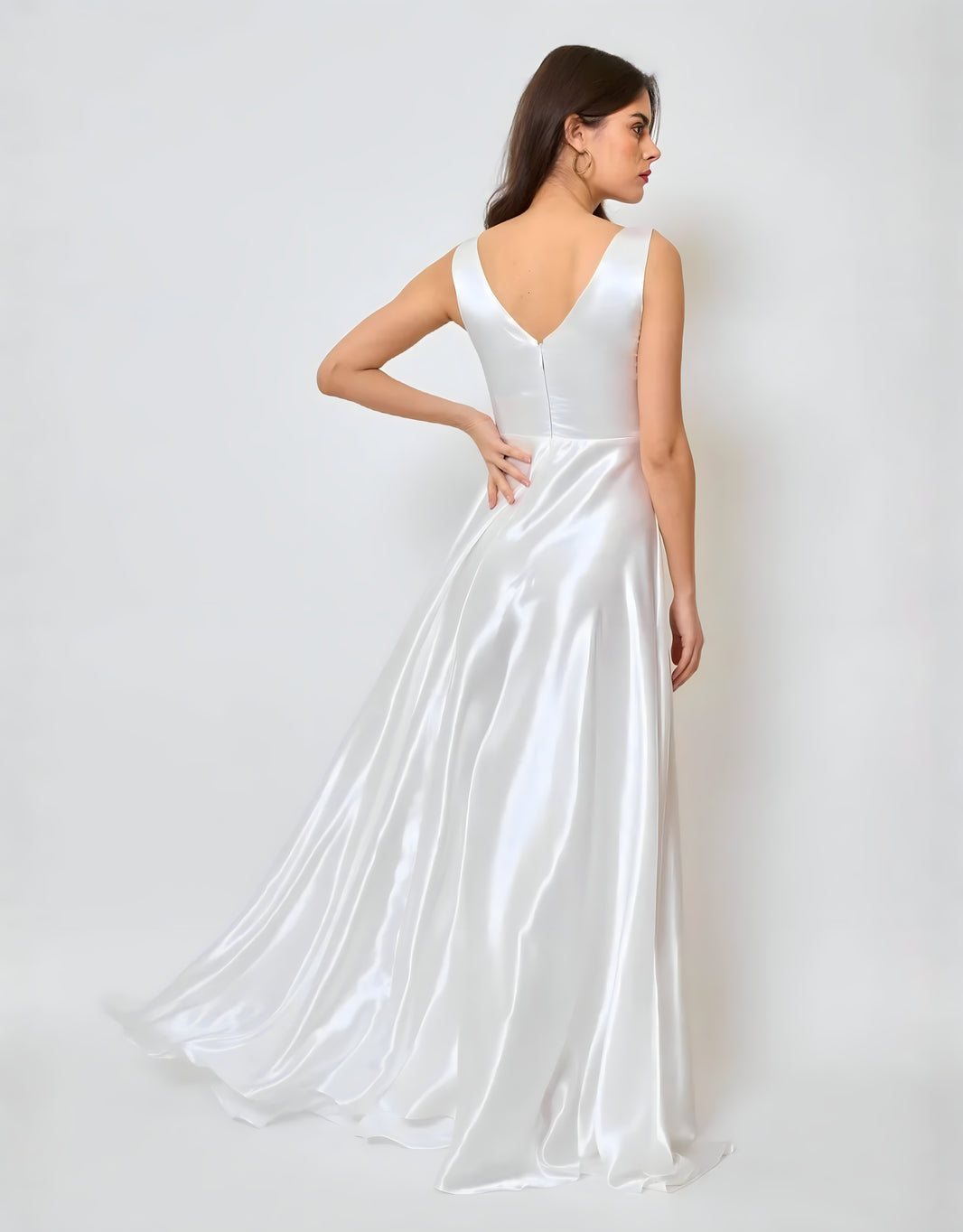 image Fließendes Abendkleid mit tiefem V-Ausschnitt und Glitzerdetails | Weiß