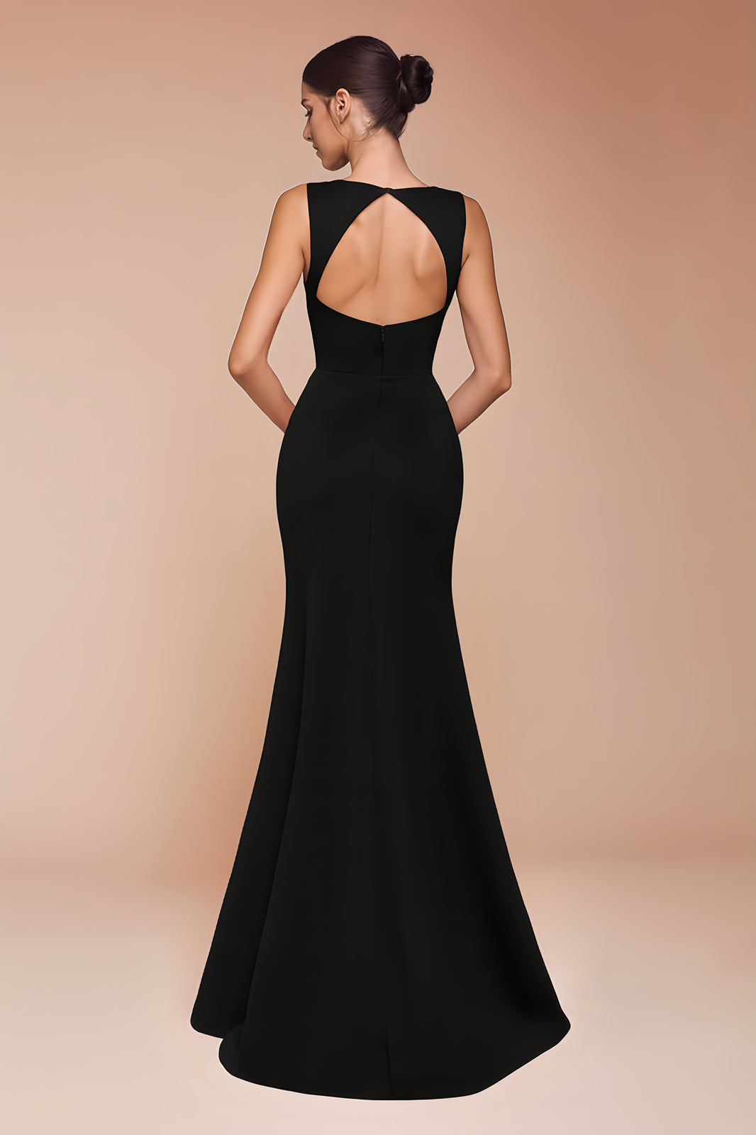 image Figurbetontes Abendkleid mit V-Ausschnitt, offenem Rücken & bodenlangem Schnitt | Schwarz