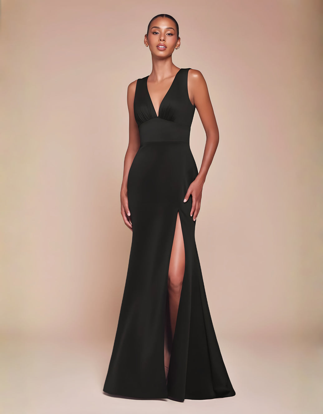 Figurbetontes Abendkleid mit V-Ausschnitt, offenem Rücken & bodenlangem Schnitt | Schwarz