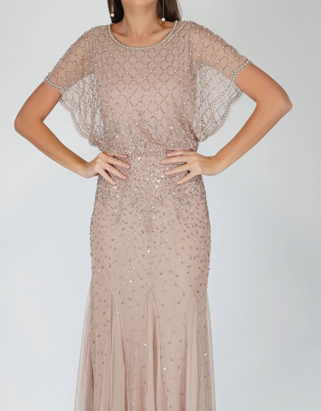 image Figurbetontes Maxikleid im Mermaid-Style mit Tüll, Perlenstickerei und leichten Ärmeln | Zartrosa
