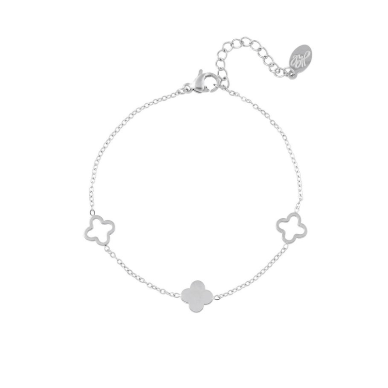 Léonie Lou Armband – silberfarbenes Edelstahlarmband mit drei Blütenformen auf weißem Hintergrund