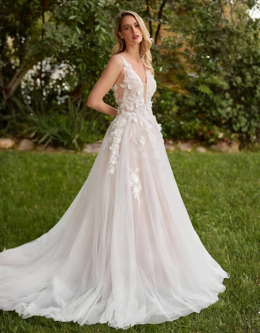 Tüll-Abendkleid mit tiefem V-Ausschnitt, 3D-Blumen und V-Rücken | Staubiges Weiß/Nude