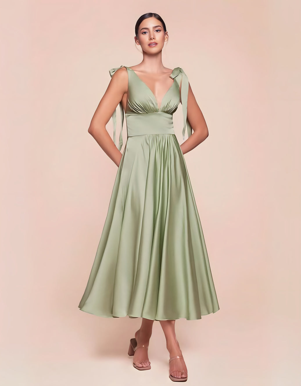 Satin Midi-Kleid mit Bindeträgern und V-Ausschnitt | Salbeigrün