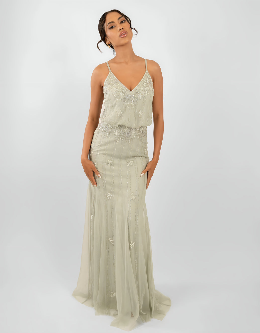 Figurbetontes Maxikleid im Mermaid-Style mit Spaghettiträgern, V-Ausschnitt und Perlenstickerei | Helles Salbei