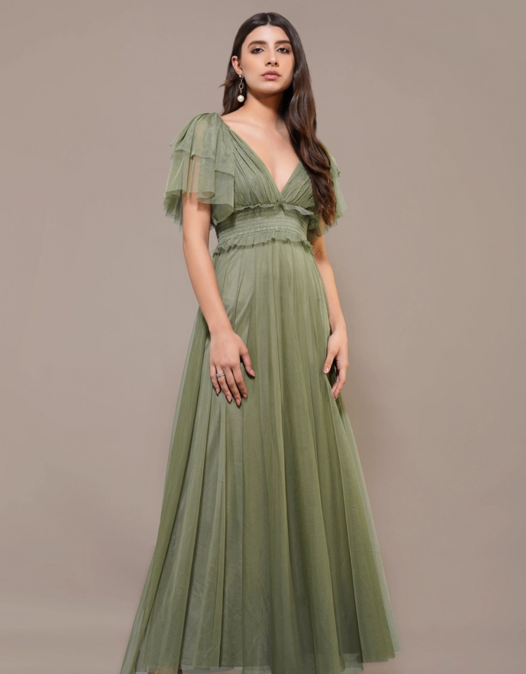 Elegantes Tüll-Maxikleid mit V-Ausschnitt, Volantärmeln und flexibler Taille | Oliv