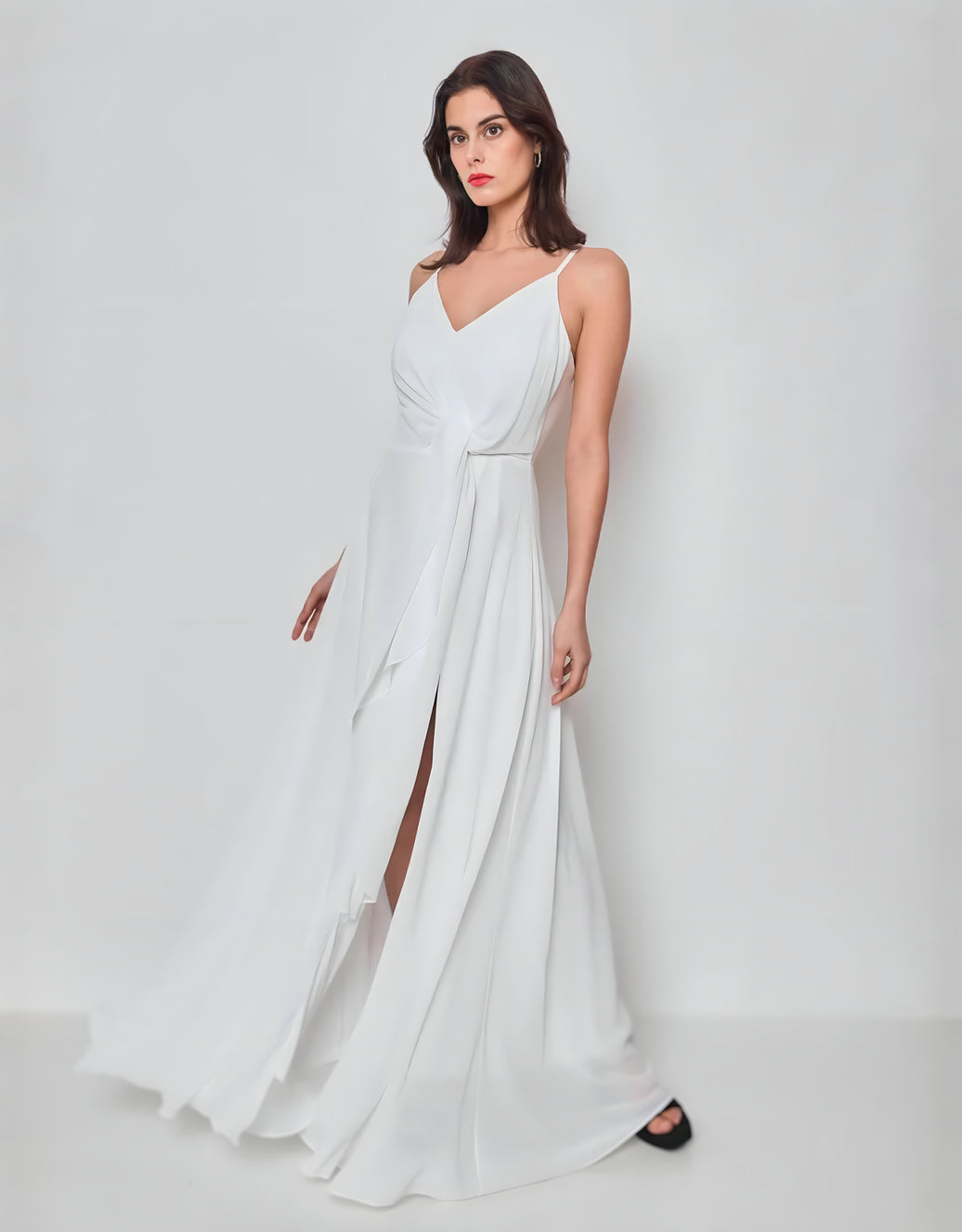 Fließendes Abendkleid mit Wickeloptik und Taillenband | Weiß