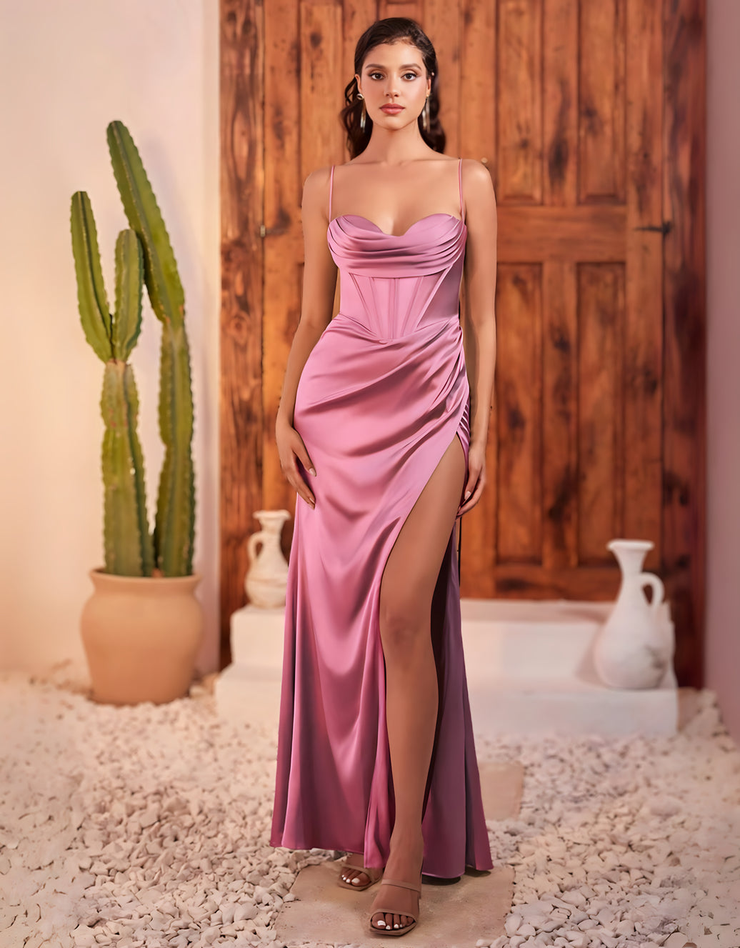 Glänzendes, figurbetontes Abendkleid mit feinen Spaghettiträgern, Rückenschnürung & Beinschlitz | Mauve Rose