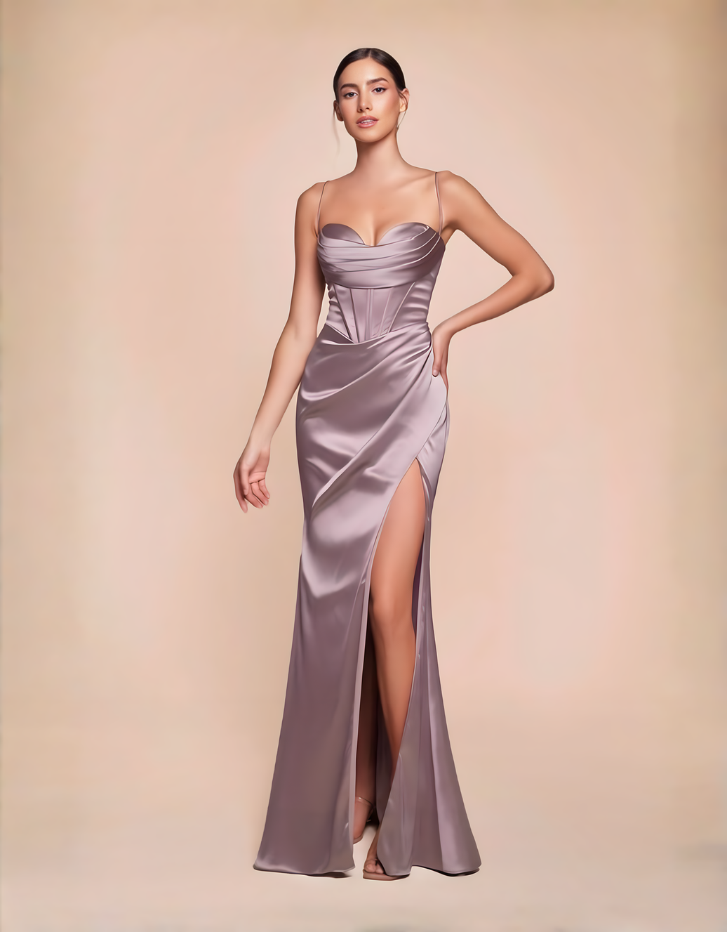 Glänzendes, figurbetontes Abendkleid mit feinen Spaghettiträgern, Rückenschnürung & Beinschlitz | Taupe