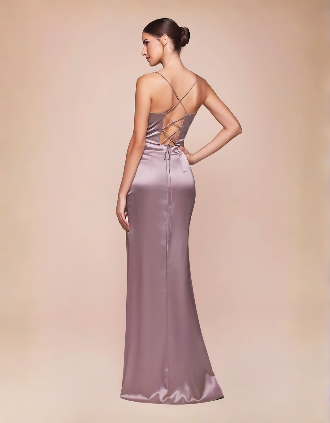 image Glänzendes, figurbetontes Abendkleid mit feinen Spaghettiträgern, Rückenschnürung & Beinschlitz | Taupe