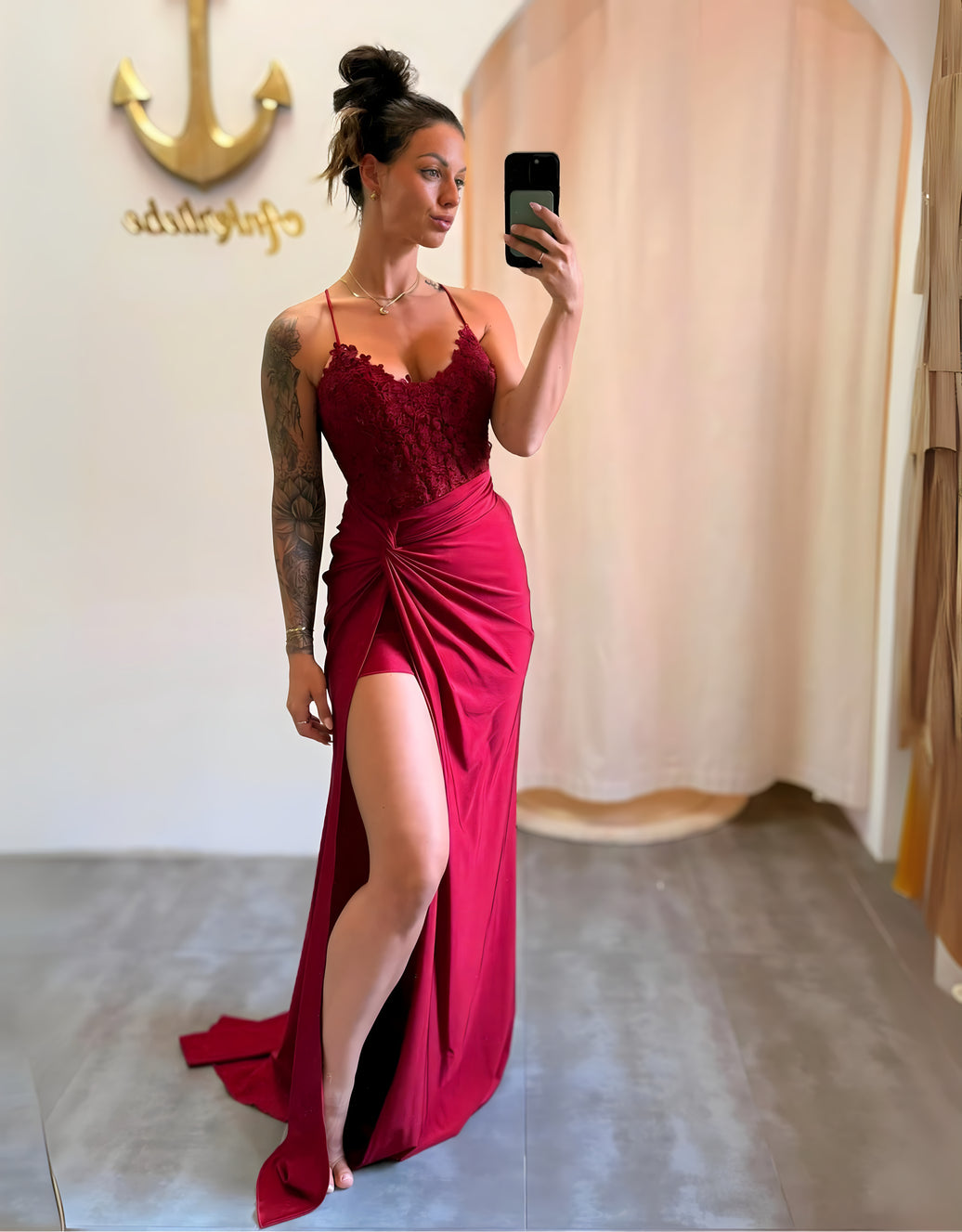 Elastisches Abendkleid mit Spitze, Rückenschnürung & Beinschlitz | Bordeaux