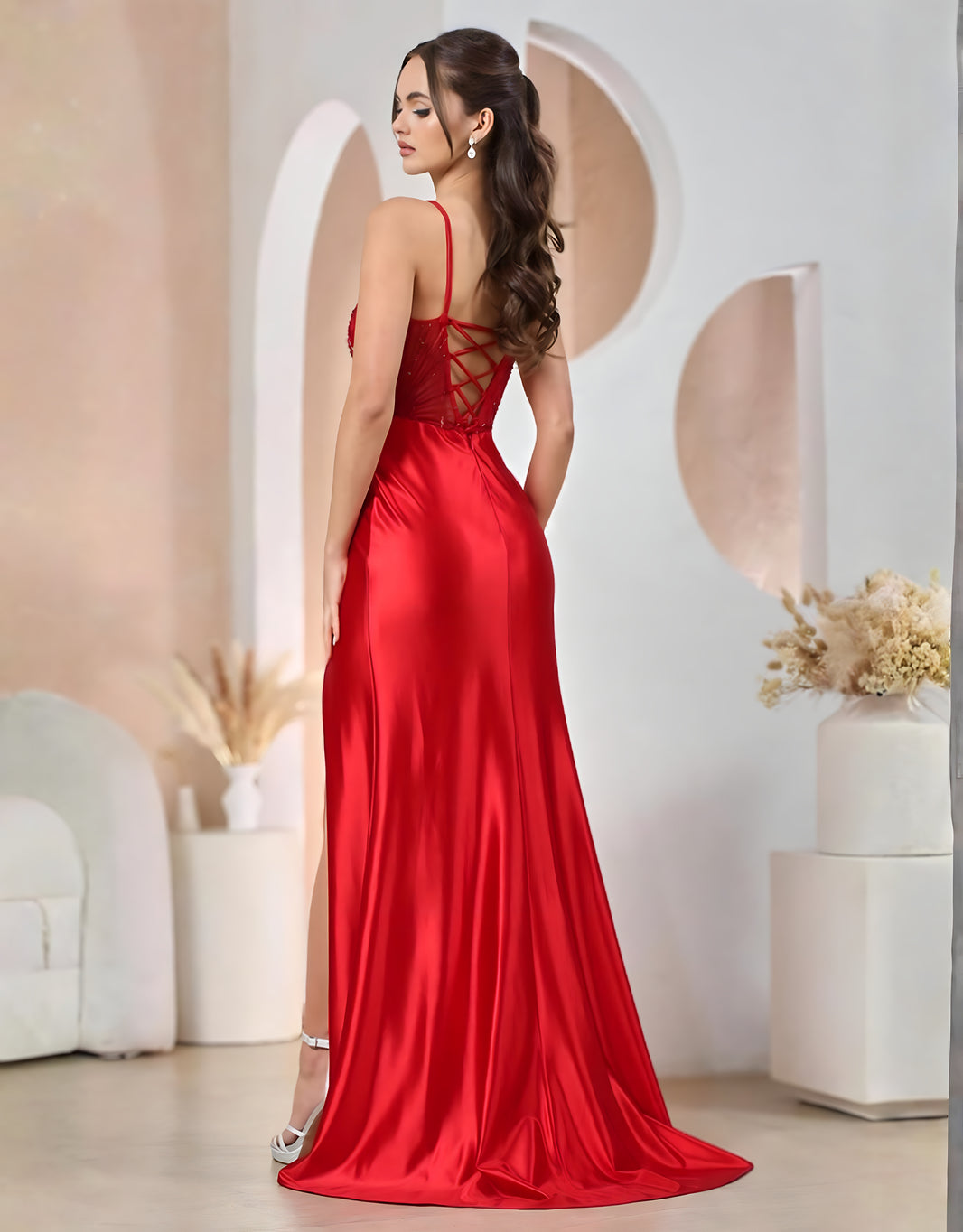image Langes Kleid mit Perlenstickerei, Rückenschnürung & Beinschlitz | Rot