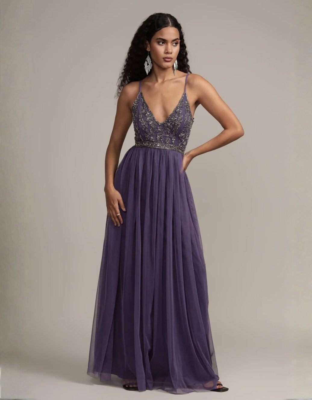 Elegantes Tüll-Maxikleid mit besticktem Oberteil, Spaghettiträgern und V-Ausschnitt | Violett