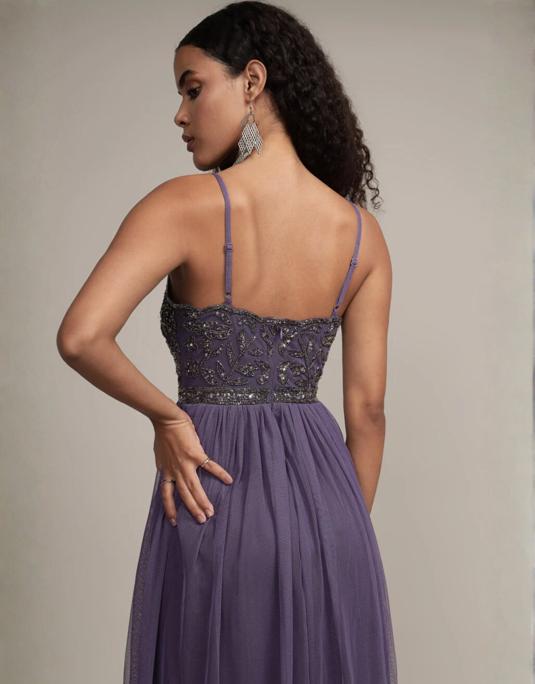 image Elegantes Tüll-Maxikleid mit besticktem Oberteil, Spaghettiträgern und V-Ausschnitt | Violett