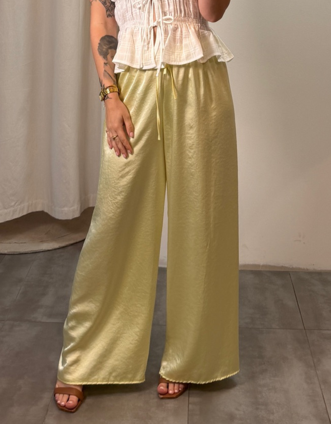 leichte satinhose | butteryellow