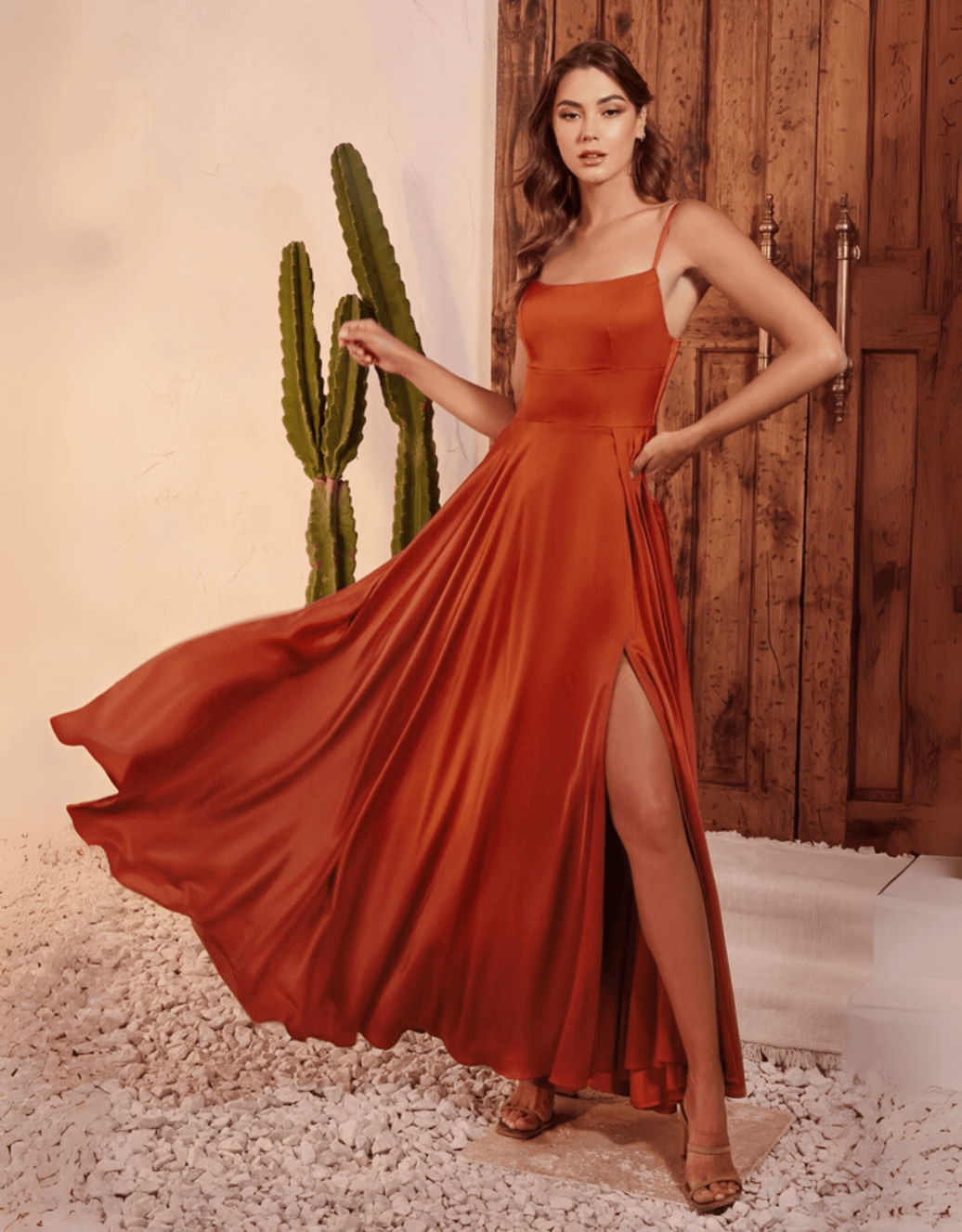 Glänzendes Abendkleid in A-Linie mit feinen Spaghettiträgern, Rückenschnürung & Beinschlitz| Kupfer