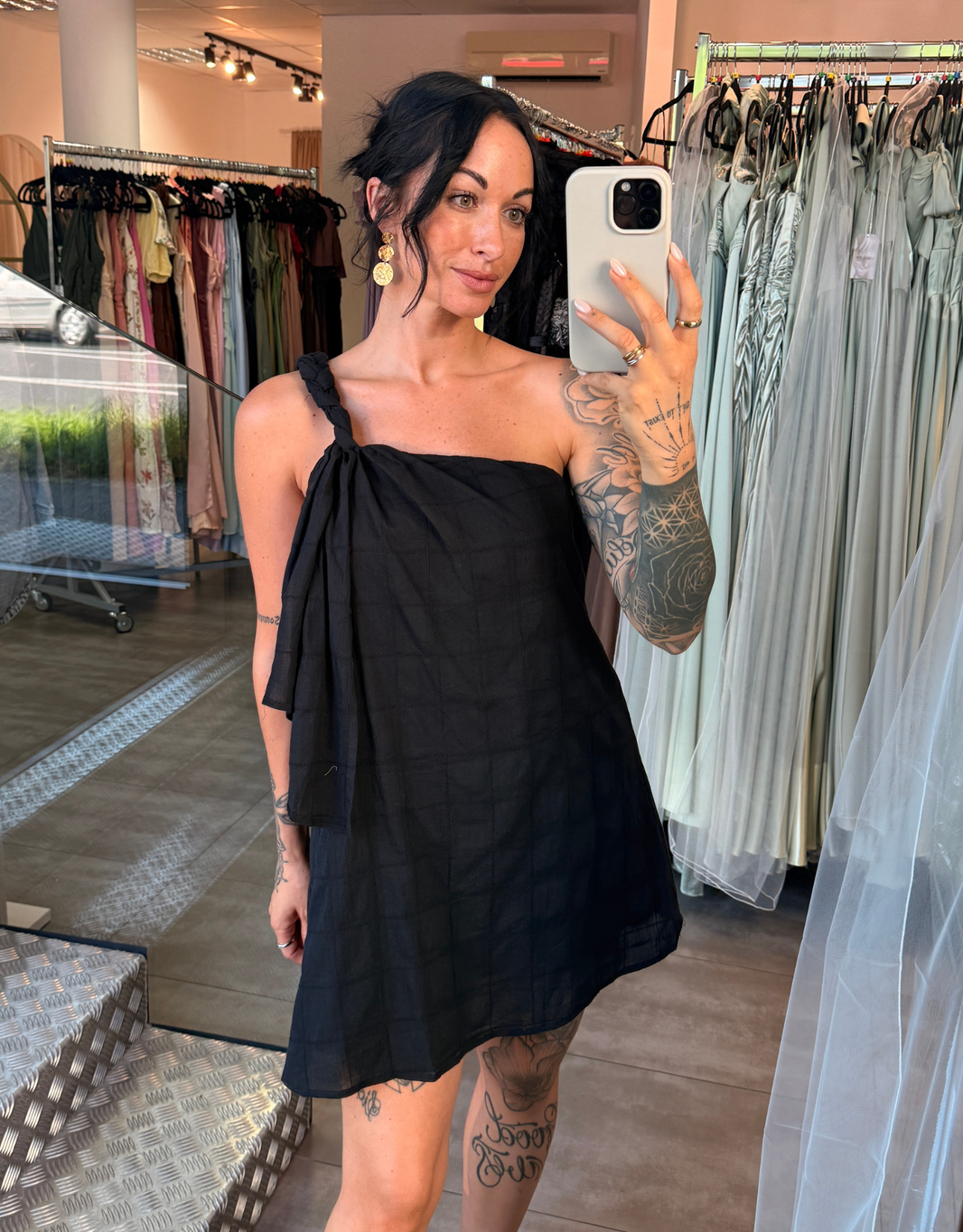 one shoulder baumwollkleid mit geflochtenen trägern | schwarz