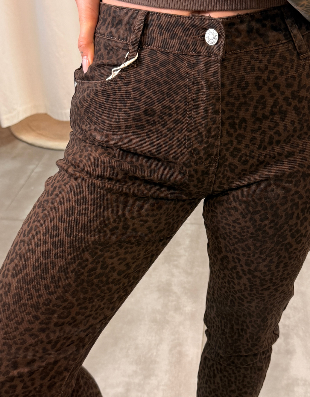 leo mom jean soft denim | chocolate