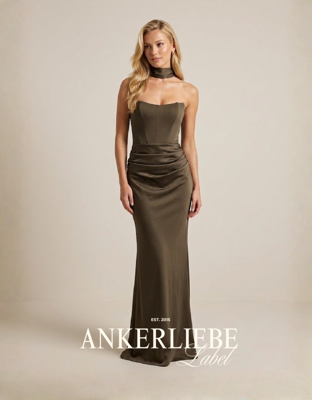 trägerloses abendkleid mit geraffter taille und schal-detail | choco