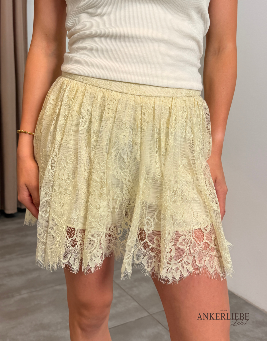 image spitzen-minirock mit floralem muster | butteryellow