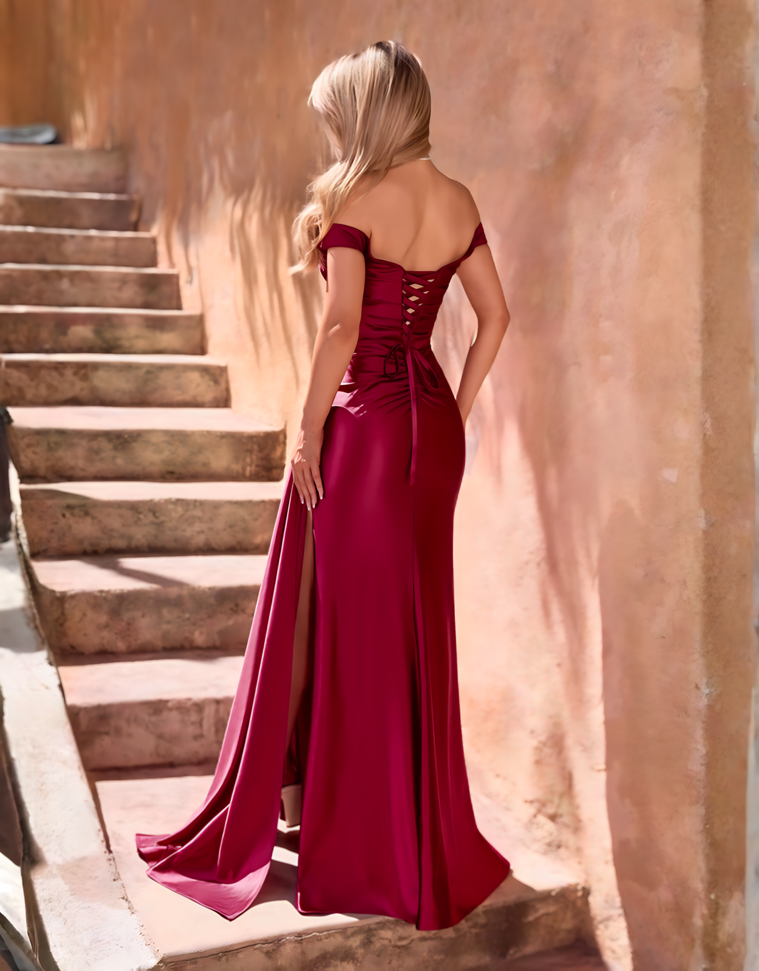 image Glänzendes, figurbetontes Off-Shoulder-Abendkleid mit Rückenschnürung & Beinschlitz | Burgund