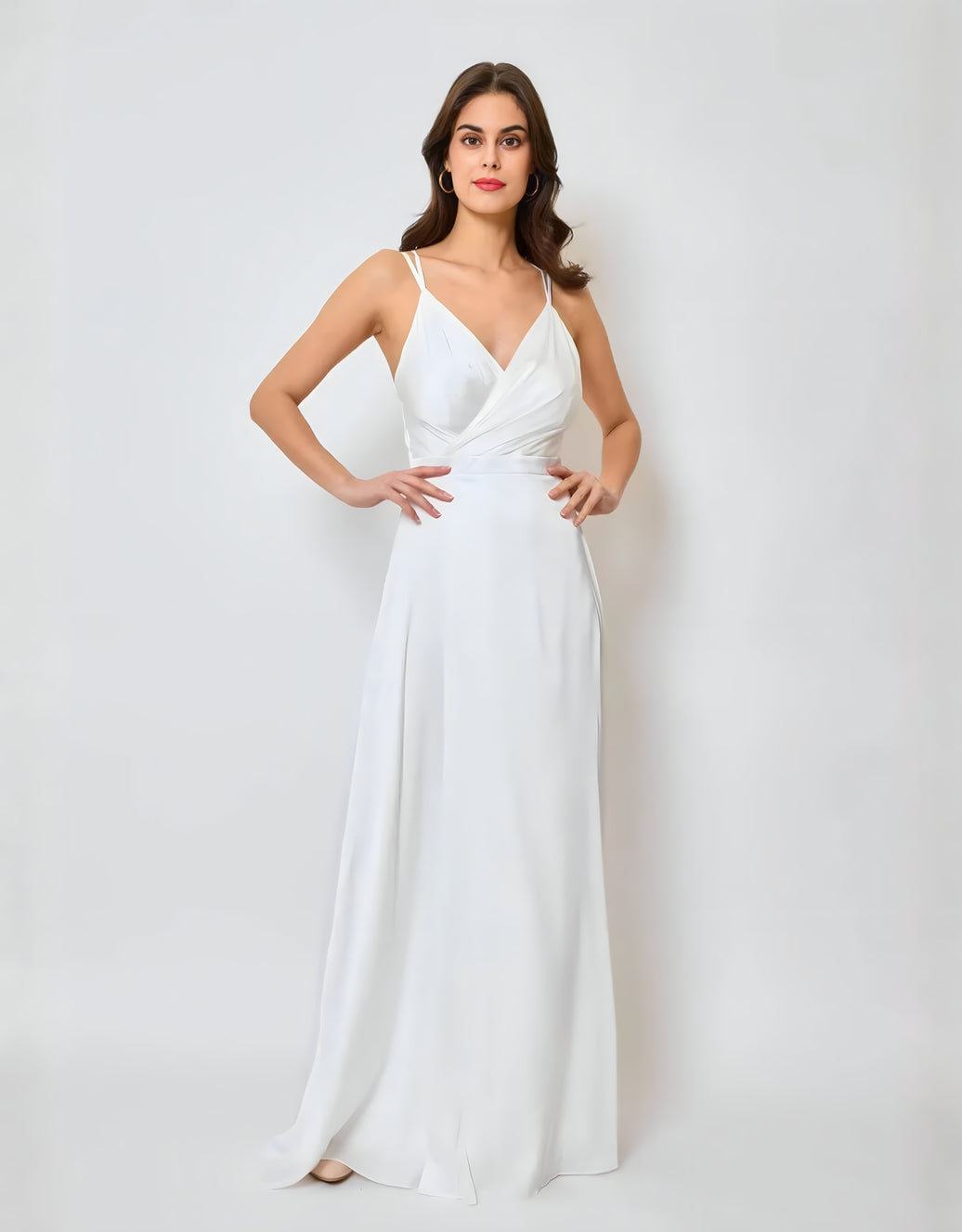 Fließendes Satin-Abendkleid mit Wickeloptik und Beinschlitz | Weiß